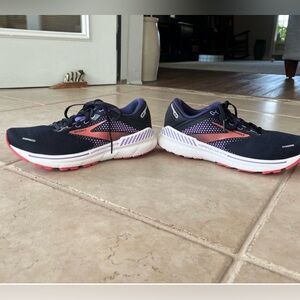 Women’s Brooks Adrenaline GTS 22 Athletic Shoes (size 8 M)
